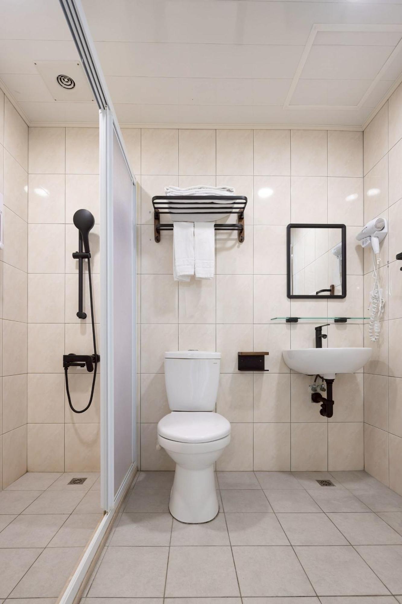 P Inn Тайнан Стая снимка